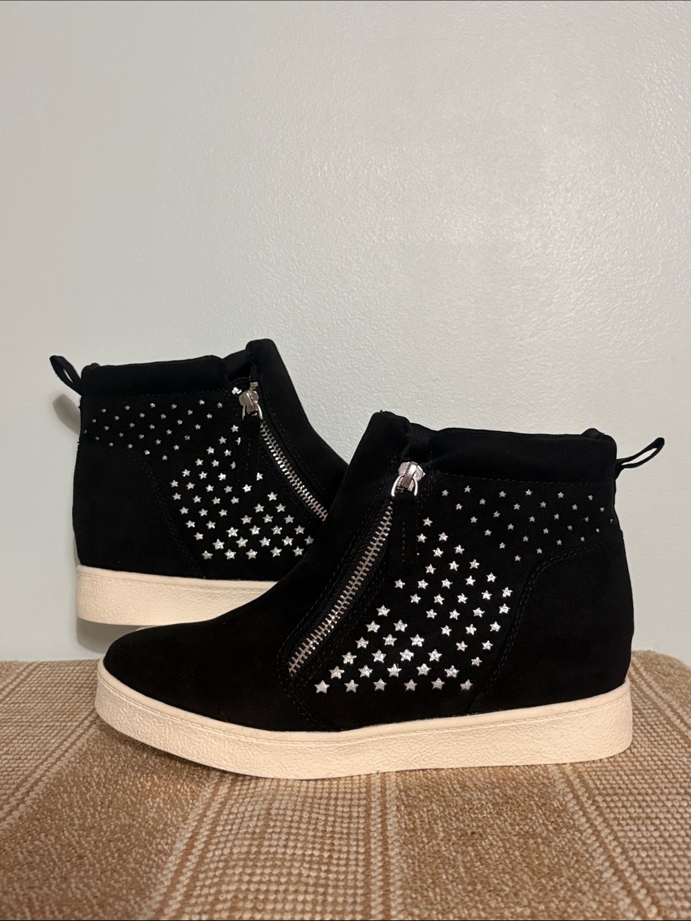 Kelly & Katie/Harlow Sneaker Booties with Side Zipper Closures/Star Designs Sz-6